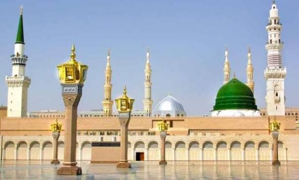 Al-Masjid an-Nabawi in Medina featuring the iconic green dome and tall white minarets.